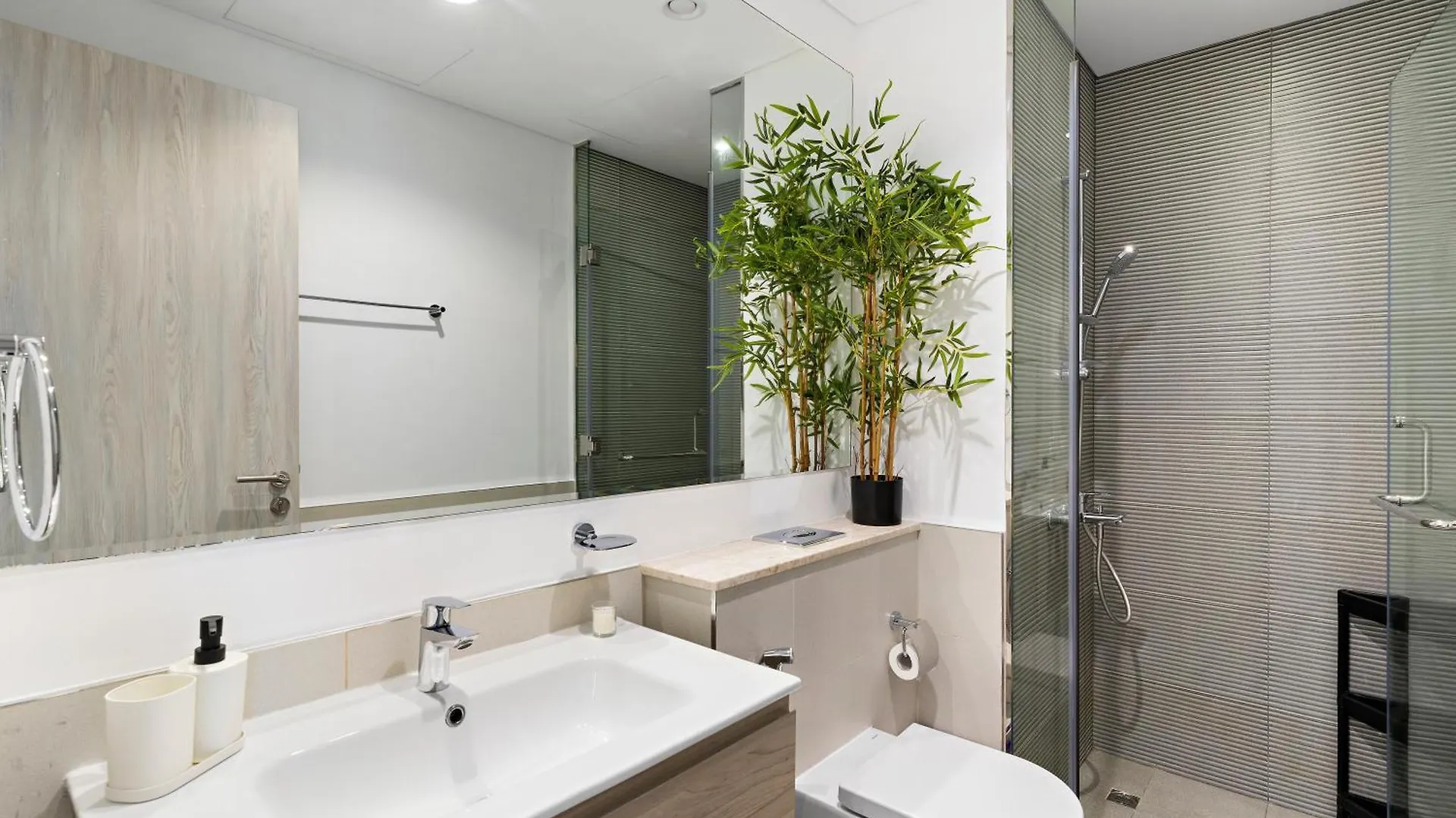 アパート ドバイStylish 1Br In Zada Tower With Pool Viewsアパートメント