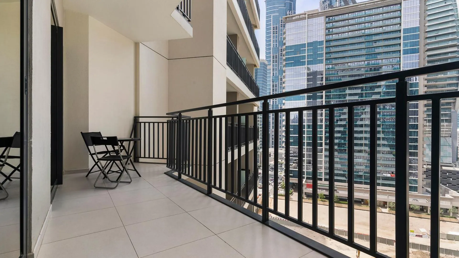 ドバイStylish 1Br In Zada Tower With Pool Viewsアパートメント アパート