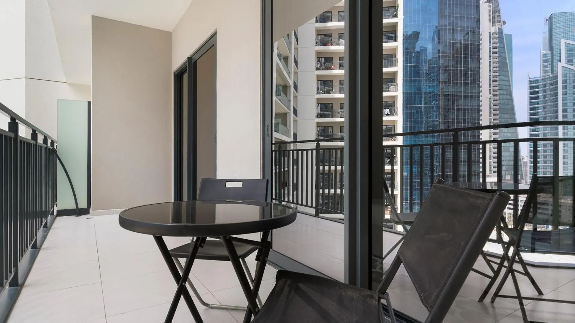 Stylish 1Br In Zada Tower With Pool Views Apartment Dubai