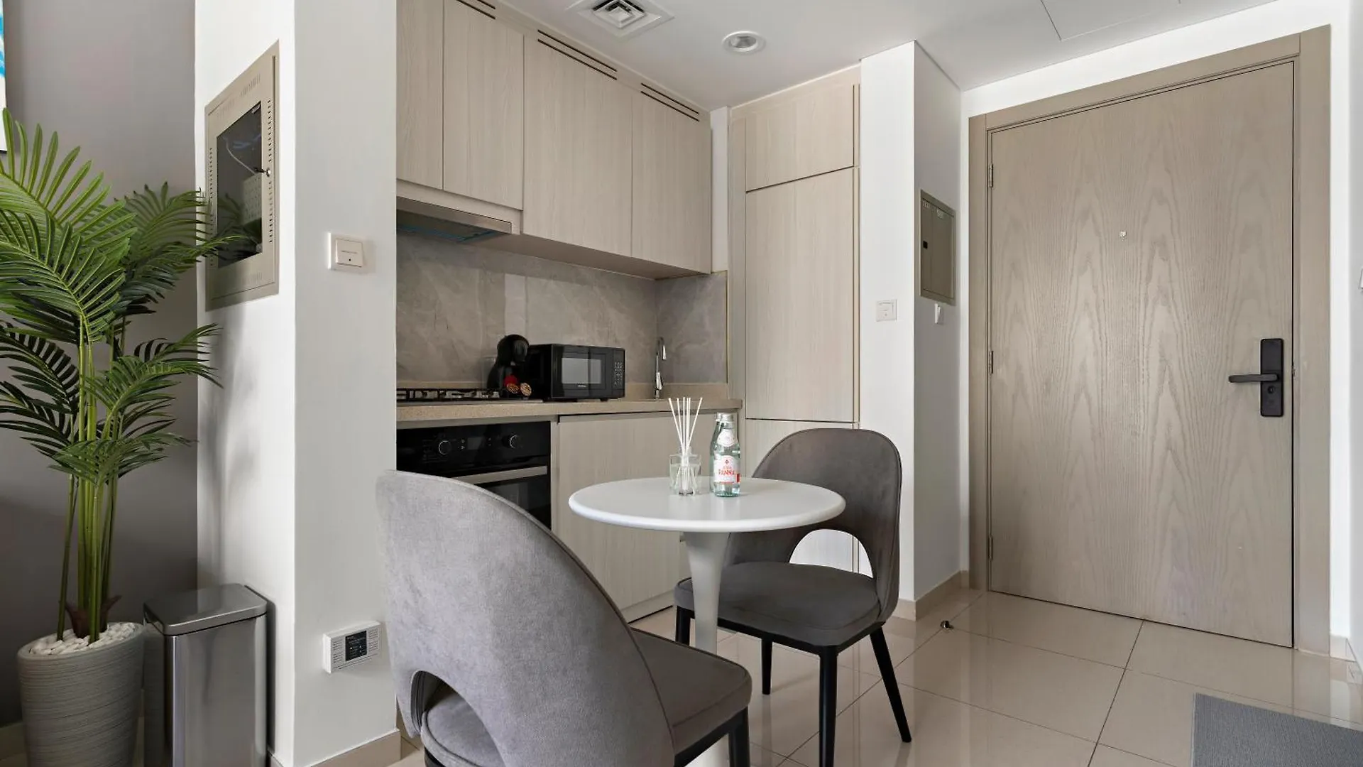 Stylish 1Br In Zada Tower With Pool Views Apartment Dubai